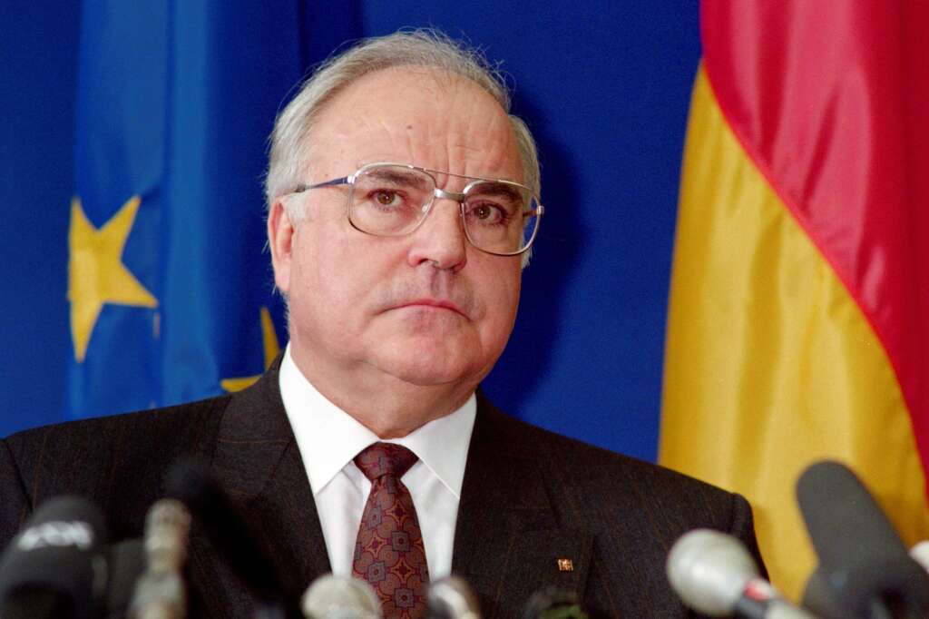 16 juin - Helmut Kohl - <p>L'ex-chancelier allemand (1982-1998), père de la réunification allemande, est mort à 87 ans.</p>  <p>Entré au Parti chrétien démocrate (CDU) en 1946, à seulement 16 ans, Helmut Kohl détient le record de longévité à la chancellerie allemande depuis la fin de la Seconde guerre mondiale.</p>  <p><strong>» Lire notre article complet <a href="http://www.huffingtonpost.fr/2017/06/16/helmut-kohl-est-mort-deces-de-lex-chancelier-allemand_a_22363974/">en cliquant ici</a></strong></p>