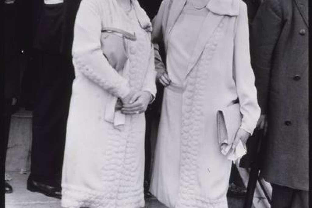 - Paul Géniaux, 1927 Le mannequin Dorys et un mannequin non identifié de la maison Agnès au Grand Steeple-Chase de Paris Tirage gélatino-argentique
