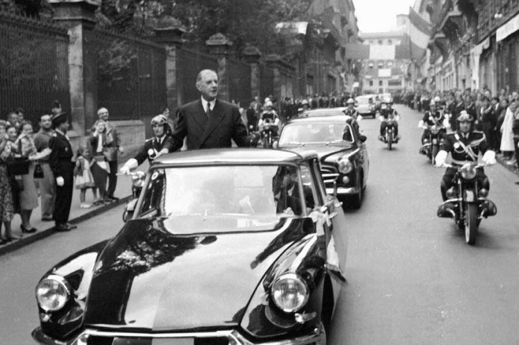 Avant l'arrivée de la DS - Ici à Bordeaux le 21 septembre 1958, c'est Charles de Gaulle qui, à partir de 1958, consacrera le lien privilégié entre la présidence et Citroën. Le général contribue à la célébrité de la DS. Sa voiture officielle est équipée d'un toit ouvrant électrique en toile qui lui permet de saluer la foule en se tenant debout dans la voiture. La DS gardera une place dans l'histoire politique: c'est à son bord que Charles de Gaulle réchappe à l'attentat du Petit-Clamart le 22 août 1962. La tenue de route et les puissantes reprises du véhicule permettent au chauffeur d'échapper aux assaillants malgré deux pneus crevés par les balles.