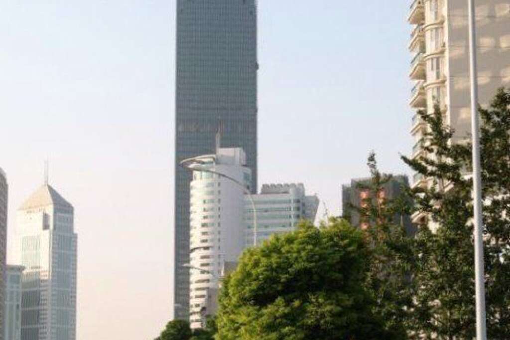 10. La Minsheng Bank Building à Wuhan (Chine) - Hauteur totale : 331 m Hauteur de l'étage occupé le plus haut : 237m Hauteur non occupée : 94m, soit 28% de la hauteur de l'immeuble