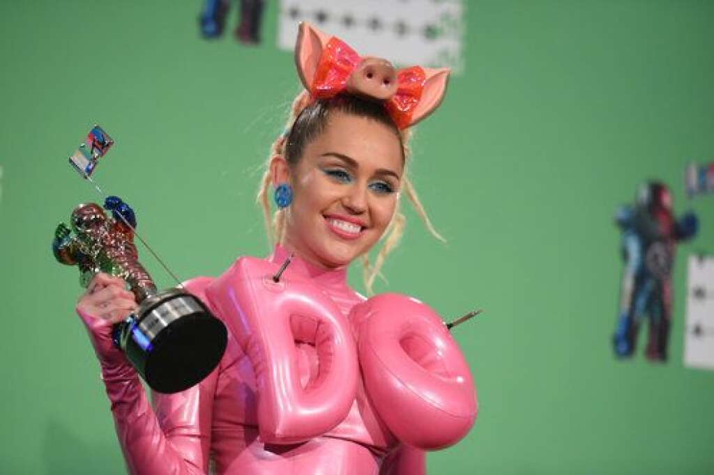 Miley Cyrus - Miley Cyrus en salle de presse accompagnée d'une statuette en forme d'astronaute des MTV VMAS