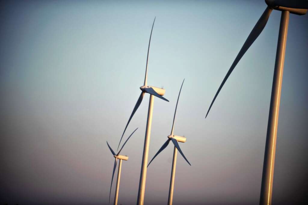 EOLIENNES: la force du vent face aux vents contraires - Fin 2011, la France possèdait près de 6,6 GW (5 600 MW) de puissance installée, répartie sur environ 600 parcs éoliens. L'éolien représente moins de 2% de la production d'électricité. Si la France accuse un sérieux retard face à l'Allemagne, le Grenelle de l'Environnement s'est fixé un objectif de 8 000 éoliennes pour 25 000 MW, dont 6 000 MW installés en mer. Mais ces moulins géants sont critiqués pour leur coût et leur impact sur le paysage.