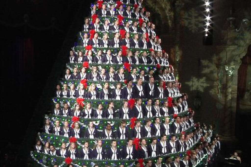 Muskegon, Etats-Unis - 220 choristes du lycée Mona Shores interprètent des chants de Noël, à moitié dissimulés dans un sapin haut d'une vingtaine de mètres.