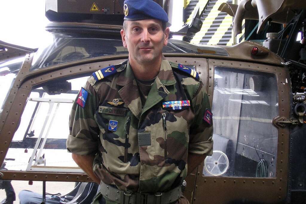 Damien Boiteux - 11 janvier 2013: aux premières heures de l'opération "Serval", le lieutenant Damien Boiteux, 41 ans, du 4e régiment d'hélicoptères des forces spéciales basé à Pau (Pyrénées-atlantiques), <a href="http://www.huffingtonpost.fr/2013/01/12/mali-dernieres-informations-armee-francaise_n_2461378.html" target="_blank">est mortellement blessé</a> alors qu'il se trouve aux commandes de son hélicoptère dans la région de Sévaré (nord du Mali).