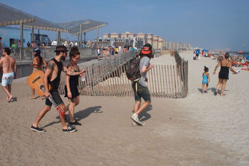 Les "Helpsters" sont de retour à Rockaway - Après avoir prêté main forte aux victimes de Sandy, les « hipsters » de Brooklyn sont revenus en masse pour la réouverture de la plage cet été. D’ici l’an prochain, le niveau de celle-ci sera rehaussé de quatre mètres pour protéger les habitations du front de mer.