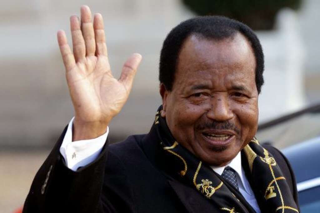 Paul Biya - Cameroun - Paul Biya arrive au pouvoir en 1982 après la démission de son prédécesseur mais il faut attendre 1992 pour qu'il soit élu président. Il remporte ensuite les scrutins de 1997, 2004 et de 2011.   Pour la dernière élection, il fait modifier la constitution trois ans avant l'échéance pour supprimer la limitation du nombre de mandats.  <em>Photo: Paul Biya, le 30 janviers 2013. </em>