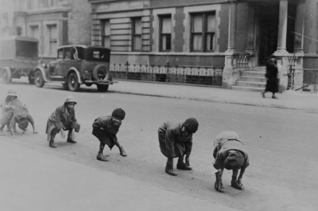 - Environ 1935 : Dans Harlem, ces jeunes jouent à saute-mouton.   (Photo par Henry Guttmann/Getty Images)