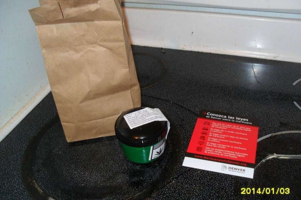 - Un sac contenant : "un récipient de 2,01 grammes de Sour Diesel (une variété de cannabis mondialement connue) et une carte exposant les lois sur la vente de marijuana au Colorado", explique le consommateur.