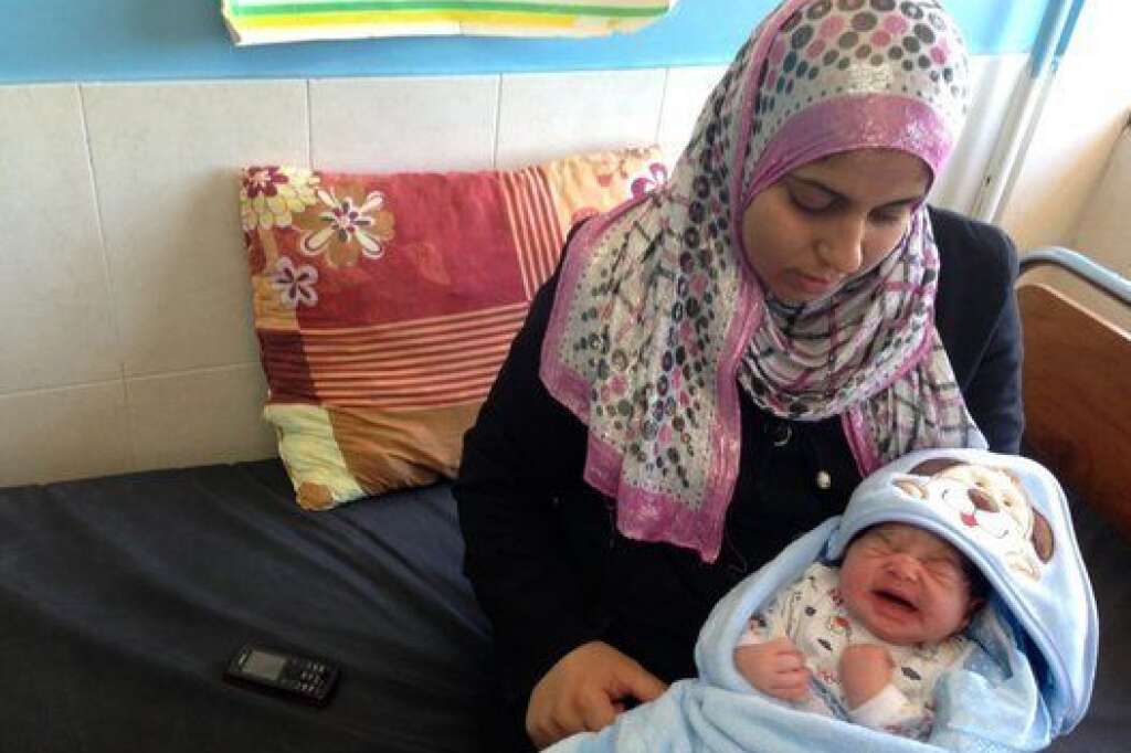 - Asma berce son bébé appelé Mohsen, né à l'hôpital al-Shifa à Gaza, vendredi. Elle a fui les frappes aériennes de son quartier alors qu'elle était enceinte et a accouché tôt en matinée. «J’avais tellement peur de le perdre», a déclaré Asma depuis sa chambre d'hôpital surpeuplé.