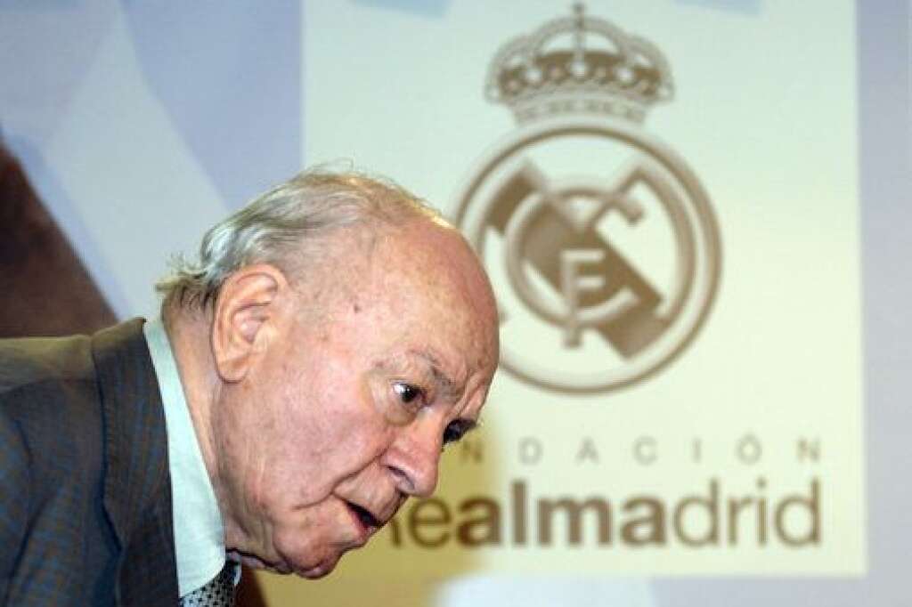 7 juillet - Alfredo Di Stéfano - L'ancienne gloire de l'Argentine et du Real Madrid (dont il était le président d'honneur) est décédé lundi 7 juillet des suites d'une crise cardiaque, trois jours après avoir été admis en urgence à l'hôpital. Il avait 88 ans.