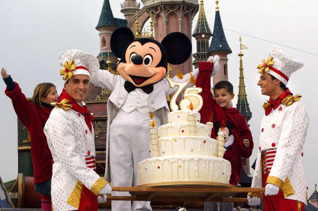 2003: Mickey a 75 ans et toujours pas de dents... -