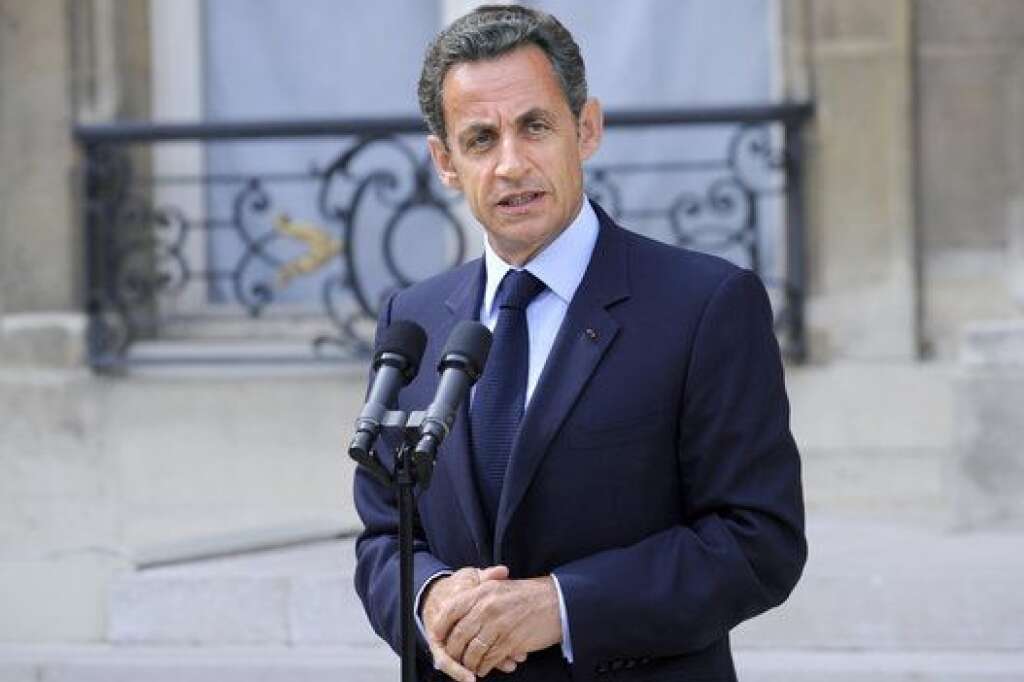 Nicolas Sarkozy - Nous sommes en juillet 2009 quand celui qui est président de la République est <a href="http://abonnes.lemonde.fr/politique/article/2009/07/27/nicolas-sarkozy-est-sorti-a-pied-de-l-hopital-du-val-de-grace_1223054_823448.html" target="_blank">victime d'un malaise en faisant son jogging à Versailles</a>, près de la résidence de la Lanterne. Il est alors hospitalisé quelques heures au Val-de-Grâce d'où il ressort aux côtés de son épouse Carla Bruni. Deux ans plus tôt, il y avait déjà subi l'ablation d'un abcès à la gorge.