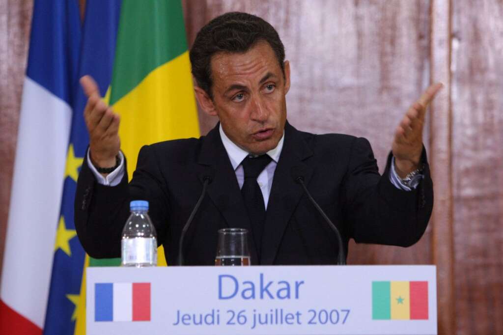 26 juillet 2007: le discours de Dakar - "L'homme africain n'est pas encore entré dans l'Histoire." En prononçant ces mots lors de son premier déplacement au Sénégal, Nicolas Sarkozy froisse une partie du continent africain et s'attire les foudres de l'opposition, qui dénonce un discours néo-colonialiste. La responsabilité de sa plume, Henri Guaino, est alors pointée du doigt.