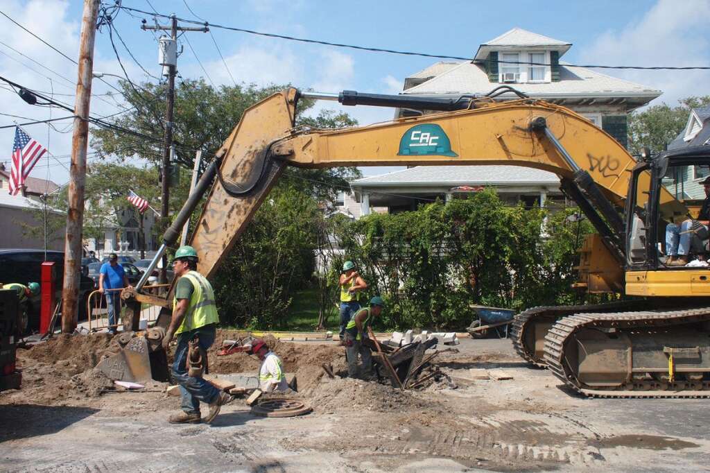 Le Centre ville de Rockaway vit au rythme des bulldozer - Sur Rockaway Beach Boulevard, on change les tuyaux d’évacuation des eaux usées. Lors du passage de l’ouragan, celles-ci avaient débordé dans les résidences.