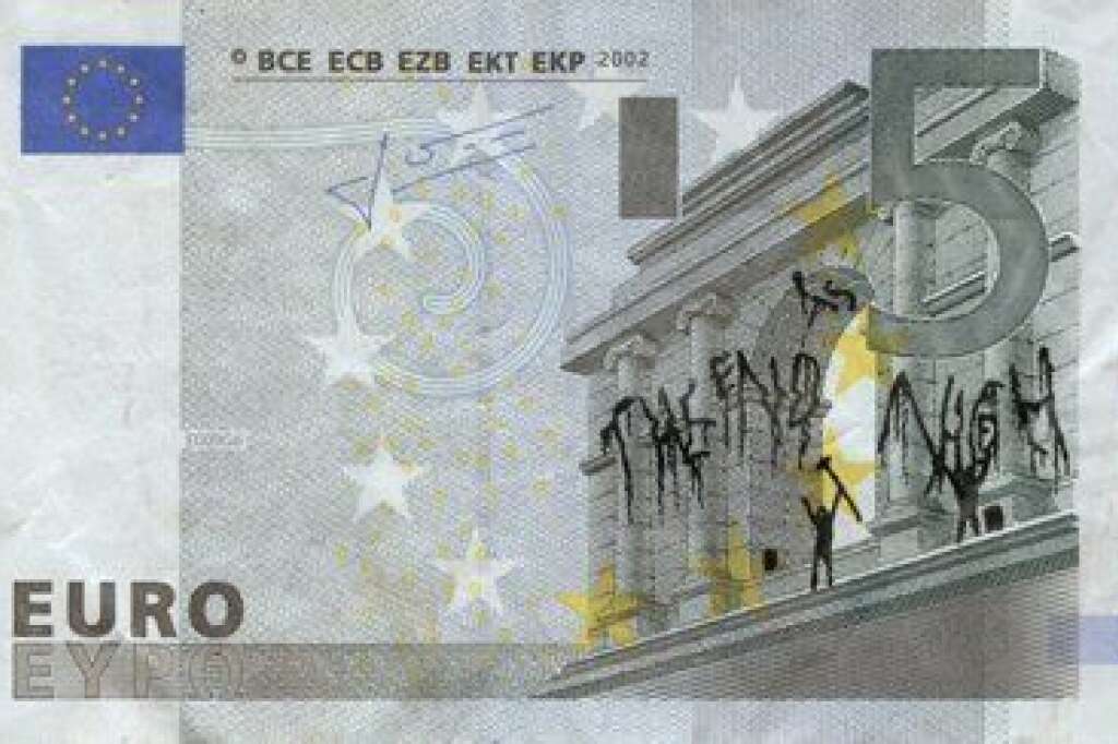 La crise grecque illustrée sur des billets de banque par un artiste - L'artiste grec Stefanos a dessiné sur des billets de banque sa vision de la crise que traverse son pays. Chaque jour depuis février 2014, il déclare illustrer un billet, avant de le scanner et le remettre en circulation.
