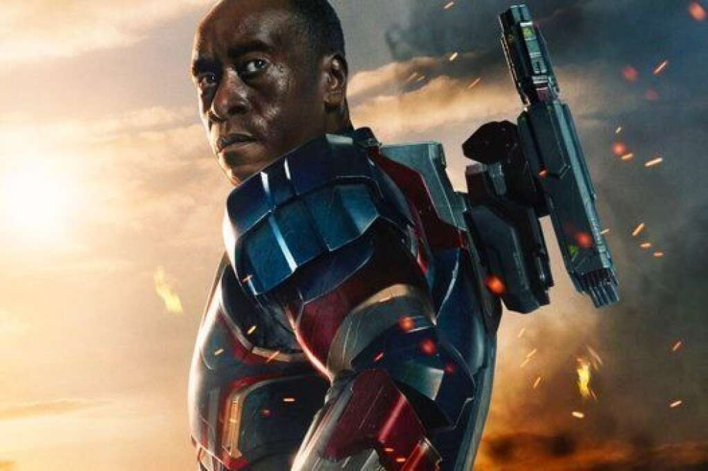 WAR MACHINE - Dans la BD Iron Man, Rhodey a été longtemps le pilote de Tony Stark. Lorsque ce dernier connaît des problèmes d'alcoolisme, il endosse l'armure rouge et or.  Il va finalement s'imposer dans une autre armure: celle de War machine. Rhodes est un afro-américain de Phliladelphie.