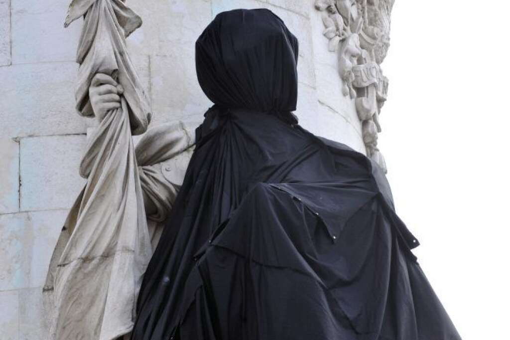 Octobre 2010: la burqa est interdite - Par une loi votée au Parlement et qui divise l'opposition, le port du voile intégral est interdit dans l'espace public. Si la burqa fait l'objet d'un rejet unanime dans la classe politique, les mesures visant les musulmans sont désormais accueillies avec défiance.