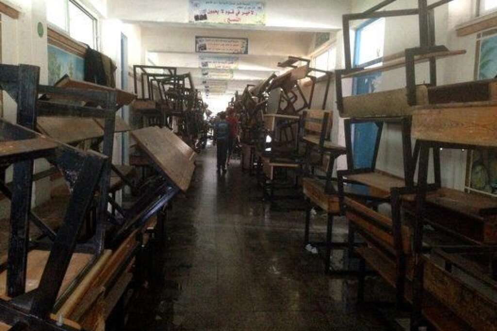 - Des pupitres sont empilés à l’intérieur d’une école des Nations Unies dans la ville de Gaza pour faire place à des centaines de familles du nord de la bande de Gaza qui sont maintenant à la recherche d’un refuge.