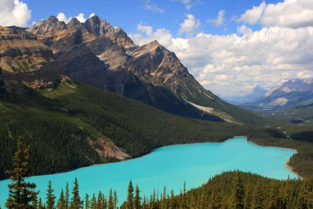 Peyto Lake - Lac isolé du parc national de Banff au Canada, il est situé à 1880 mètres d'altitude. L'été, la fonte des glaciers et son corollaire, l'apport significatif de particules minérales en suspension, donnent aux eaux du lac cette lumineuse et fascinante couleur turquoise.