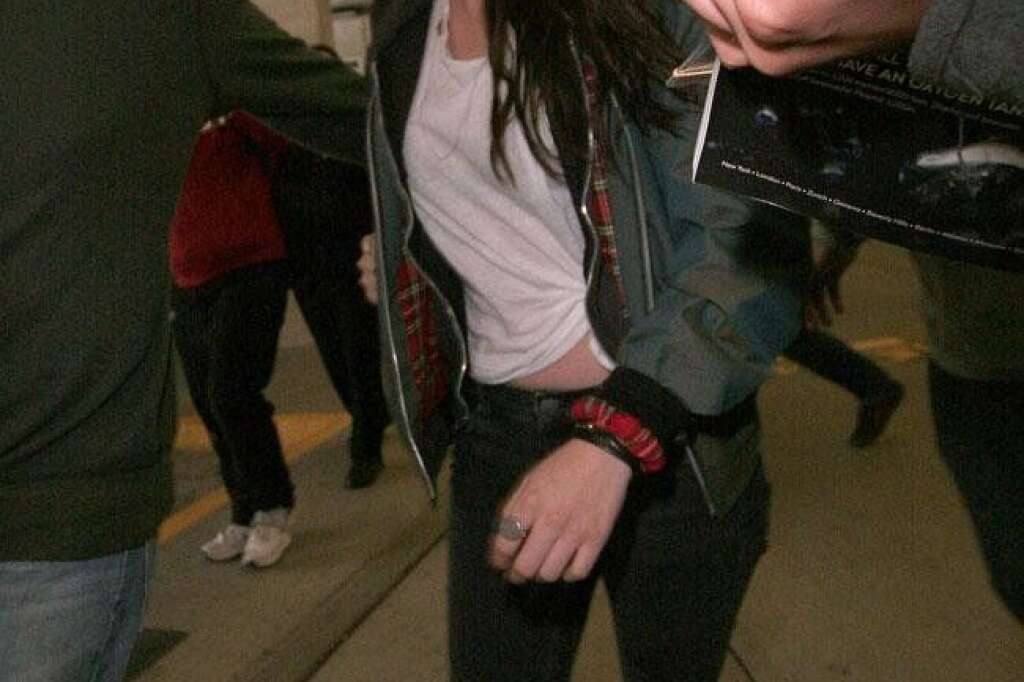Kristen Stewart - Récemment classée parmi les stars les mieux habillées par le magazine britannique "Glamour", l'actrice portait un jean et des baskets lorsqu'elle est arrivée au Canada pour la fin du tournage du dernier épisode de la saga "Twilight".