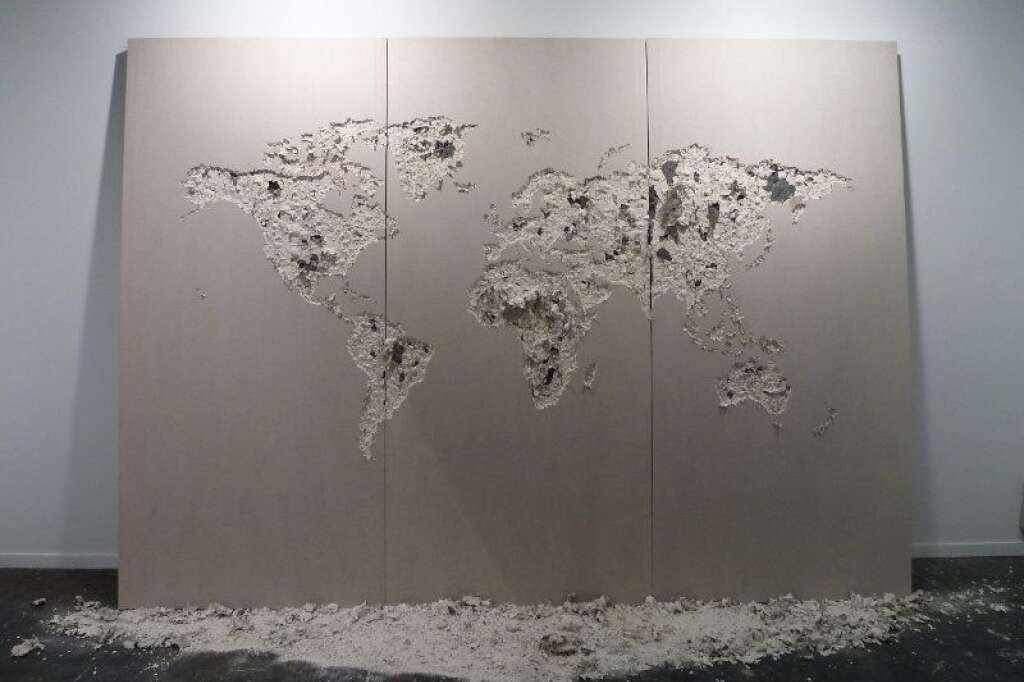 Planisphère - 2011, impacts de marteau sur placo plâtre