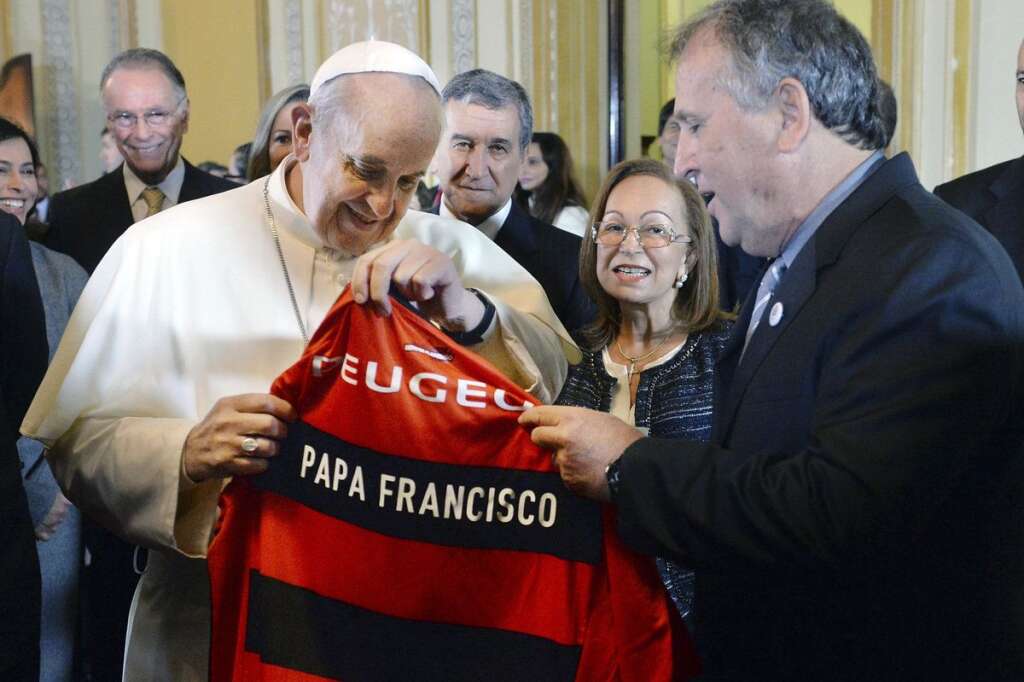 - Le maillot du Regatas do Flamengo a été remis au pape François par l'ancien joueur de football brésilien Zico.