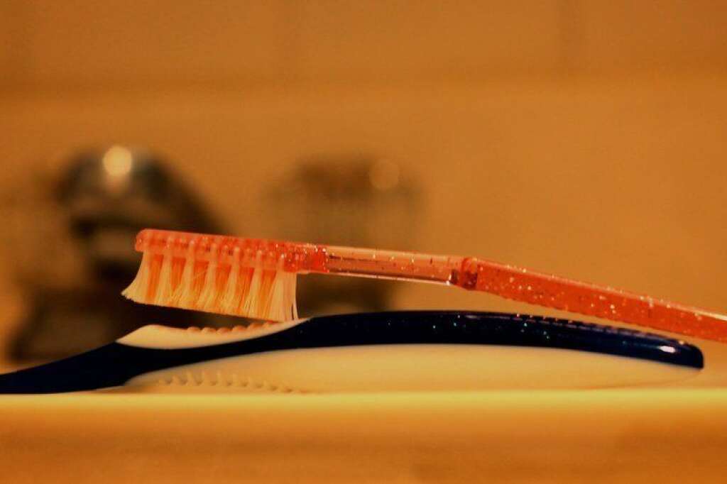 Prévenir la gingivite - On l'oublie trop souvent tant cela fait figure d'évidence, mais se laver les dents protège de la gingivite.