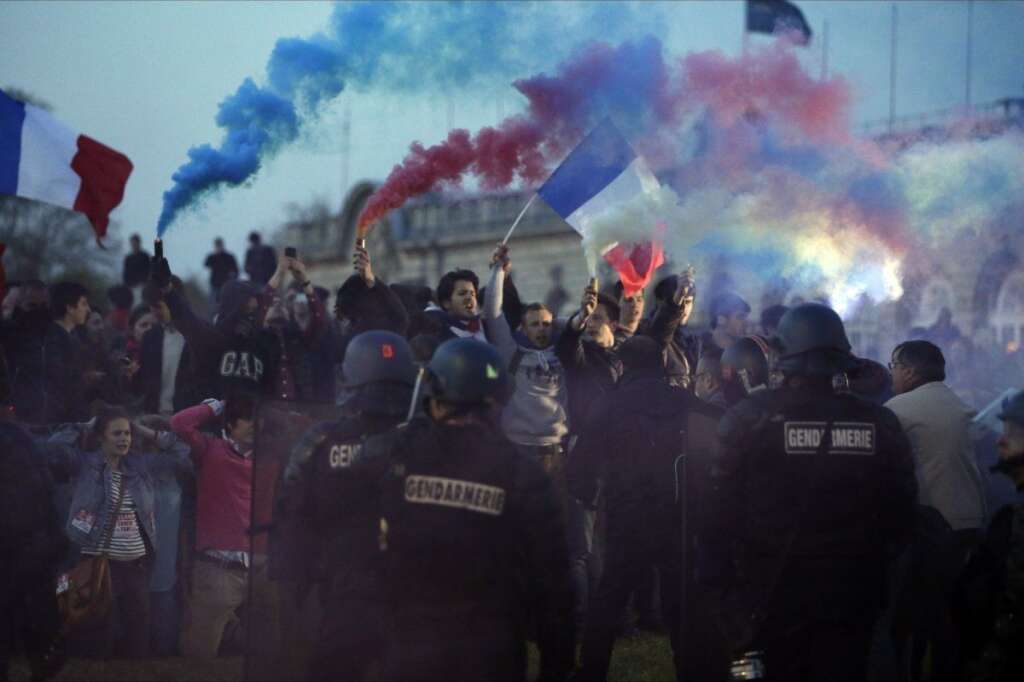 24 mars 2013: débordements à la Manif pour tous - La manifestation des opposants au mariage gay organisée non loin des Champs-Elysées dégénère par endroits, les rangs bien ordonnés laissant la place aux débordements et aux gaz lacrymogènes.    Le gouvernement dénonce l'entrisme de militants d'extrême droite, l'opposition et la Manif accusant les forces de l'ordre d'avoir "gazé" des enfants. La tension monte à l'approche du vote de la loi Taubira.