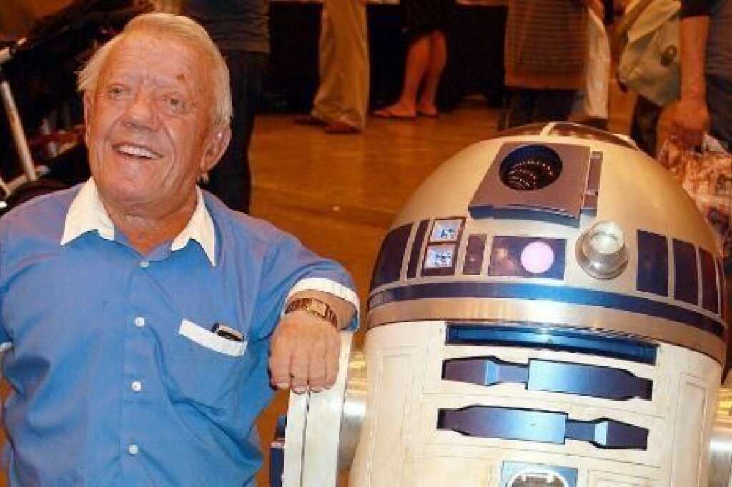 13 août - Kenny Baker, le R2-D2 de "Star Wars" - L'acteur britannique célèbre pour avoir incarné le petit robot R2-D2 dans le film <em>La Guerre des étoiles</em>, est mort à l'âge de 81 ans. Kenny Baker, qui mesurait à peine plus d'un mètre, souffrait depuis un certain temps de problèmes pulmonaires, selon sa famille.  <strong>» Lire notre article complet <a href="http://www.huffingtonpost.fr/2016/08/13/kenny-baker-r2-d2-guerre-des-etoiles-cinema-deces_n_11496062.html?1471112313" target="_blank">en cliquant ici</a></strong>