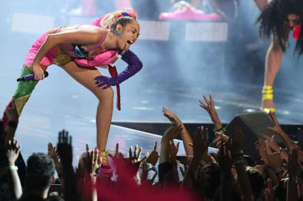 Miley Cyrus - La présentatrice a cloturé la cérémonie en présentant sa nouvelle chanson "Dooo It" en compagnie de 32 drag queens.