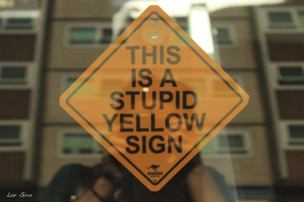 - This is a stupid yellow sign    Voici un panneau jaune stupide    Fitzroy