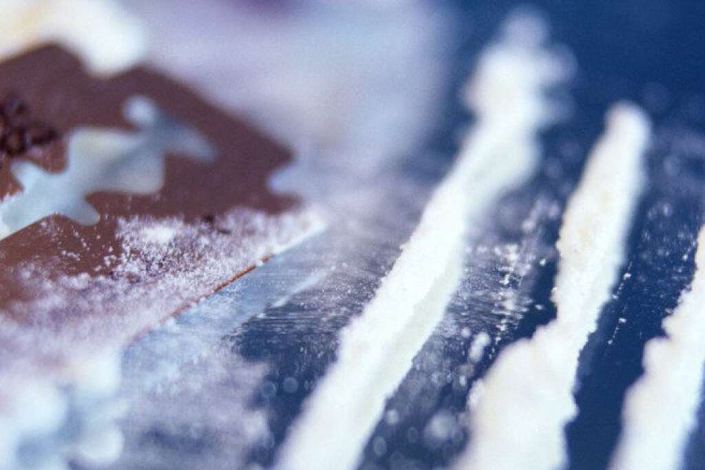 COCAINE - - La cocaïne est la deuxième drogue illicite la plus consommée en Europe, même si des niveaux élevés de consommation ne sont observés que dans certains pays d'Europe de l'Ouest. -14,1 millions des 15-64 ans (4,2% des adultes) en ont consommé dans leur vie - 3,1 millions de personnes (0,9%) en ont consommé au cours des 12 derniers mois (dont 2,2 millions des jeunes adultes de 15-34 ans). - 71 tonnes ont été interceptées en Europe au cours de 77.000 saisies.