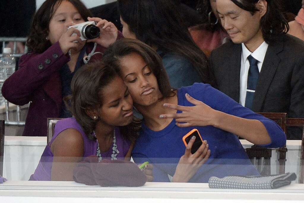 Le selfie de Sasha et Malia Obama durant la cérémonie d'investiture 2013 -