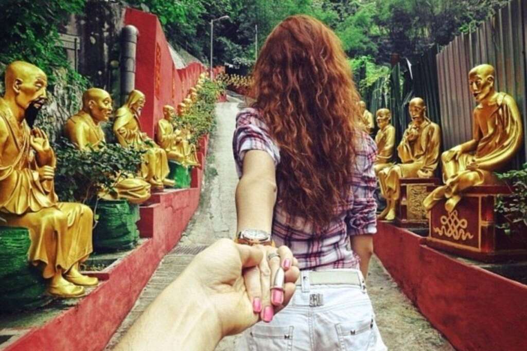 Il prend des photos de sa copine aux quatre coins du monde - À Hong-Kong