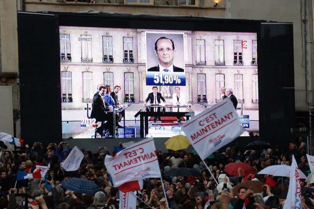 6 mai 2012: Hollande élu, Sarkozy battu - Au soir du second tour, Nicolas Sarkozy doit s'incliner. François Hollande est élu président de la République avec plu de 51% des voix. Le président sortant annonce qu'il ne briguera pas d'autres mandats politiques.