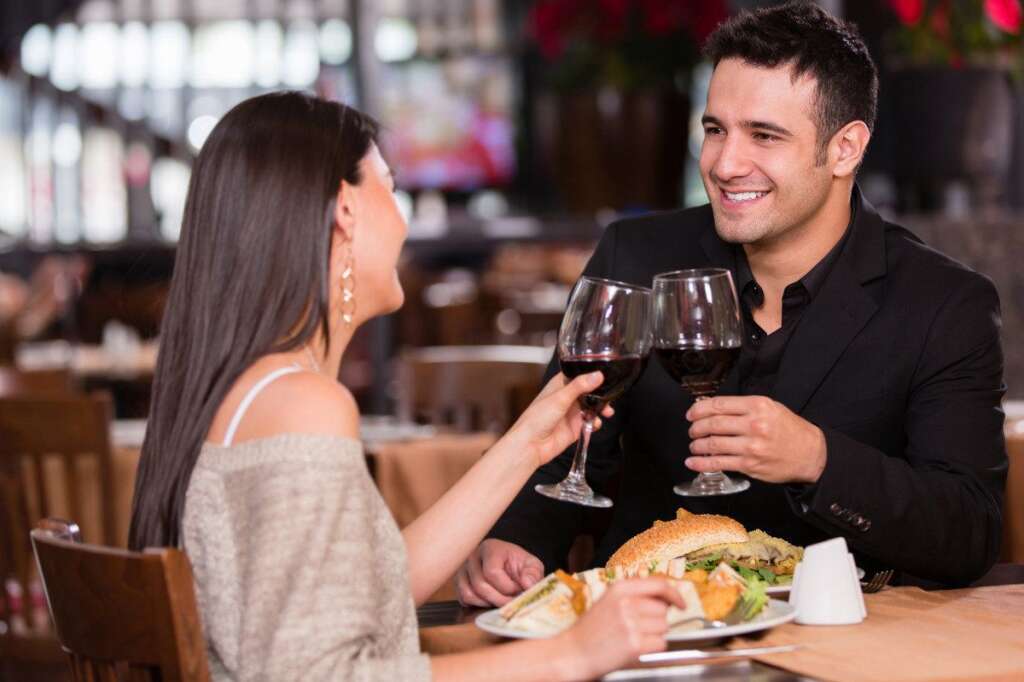 Dînez avec un homme - Une femme qui passe à table avec un homme a des chances de consommer moins de calories (environ 720 au lieu de 833), d'après une étude de Molly Allen-O’Donnell à l'université d'Indiana.  "Inconsciemment, une femme mangera moins en compagnie d'un homme car elle voudra sembler 'plus féminine'". Cette technique ne fonctionnerait cependant pas avec les hommes qui, eux, mangeraient plus pour apparaître "plus masculins", estime Allen-O’Donnell.