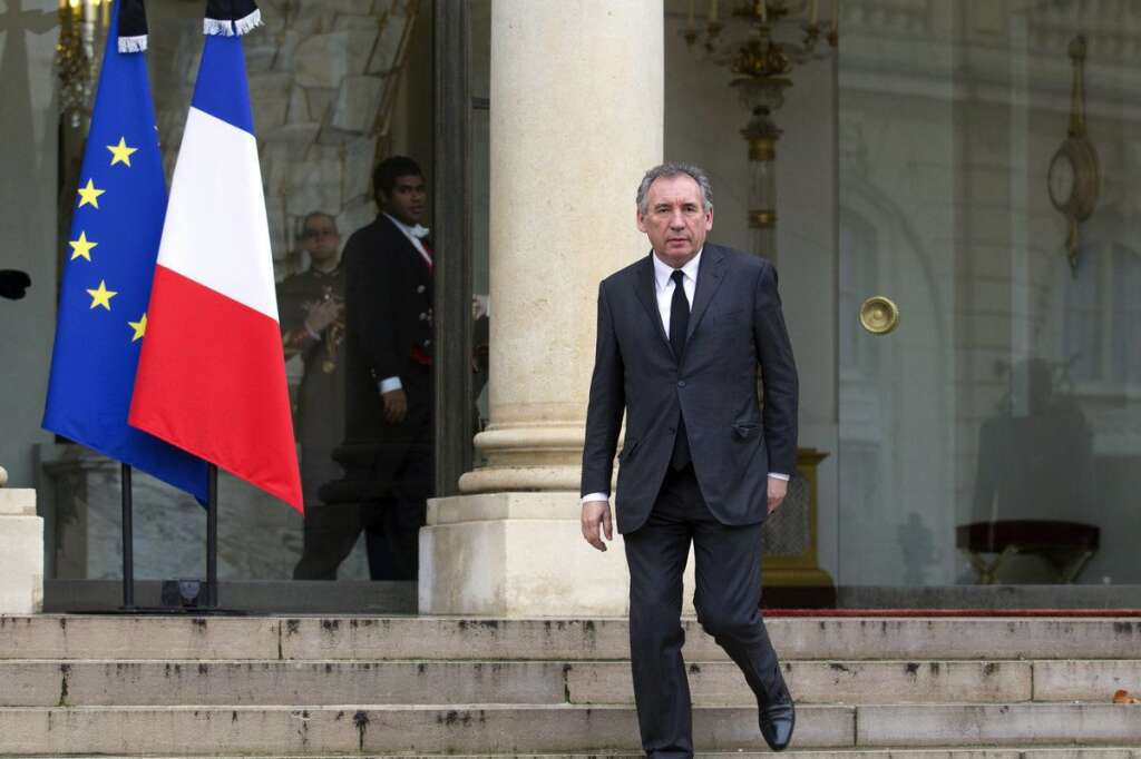 TOP #3: François Bayrou résiste - <p>Meilleur allié d'Alain Juppé, le patron du Modem est devenue la cible de l'ensemble des sarkozystes. Accusé d'avoir trahi la droite en votant Hollande en 2012, François Bayrou n'en démord pas: à ses yeux, Sarkozy n'est pas une option. Et cela ne lui réussit pas trop mal dans notre palmarès.</p>  <p><strong>Opinions positives:</strong> 17 (-2)<br /> <strong>Opinions négatives:</strong> 22 (-3)<br /> <strong>Score net:</strong> -6 (=)</p>