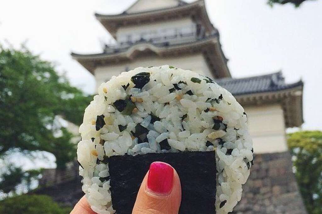 À chaque destination sa spécialité - Un onigiri au Japon. L'onigiri est une galette de riz remplie de plusieurs sortes d'ingrédients comme du saumon, des oeufs, des prunes ou encore du thon.