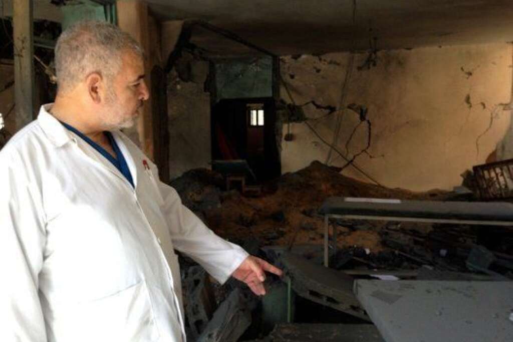 - Le Docteur Nasser Al-Tatar, chef de l'hôpital al-Shifa de la ville de Gaza, m’a montré le premier étage de sa maison où il avait installé une clinique cardiovasculaire avant qu’un missile israélien détruise l’endroit dimanche. Son neveu a dit qu’il a reçu un appel d’avertissement de l’armée israélienne lui disant qu’ils avaient 10 minutes pour quitter. Personne n’a été blessé. Al-Tatar, qui explique avoir tout perdu, a insisté sur le fait qu’il n’avait pas de liens avec le Hamas. «C'est la bande de Gaza, dit-il, debout à côté de sa maison détruite. C'est notre vie. J'ai construit cette maison il y a 20 ans, et ils l’ont détruit en 10 secondes.»