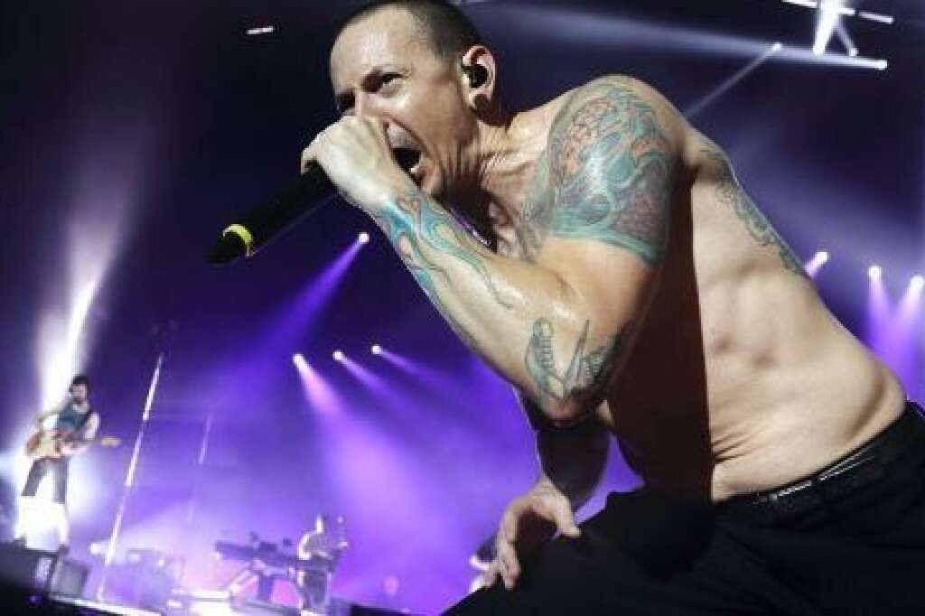 20 juillet - Chester Bennington - <p>Le chanteur du groupe Linkin Park, 41 ans, s'est suicidé à son domicile californien, par pendaison.</p>  <p><strong>» Lire notre article complet <a href="http://www.huffingtonpost.fr/2017/07/22/chester-bennington-le-chanteur-de-linkin-park-sest-bien-suicide_a_23042399/?utm_hp_ref=fr-deces">en cliquant ici</a></strong></p>
