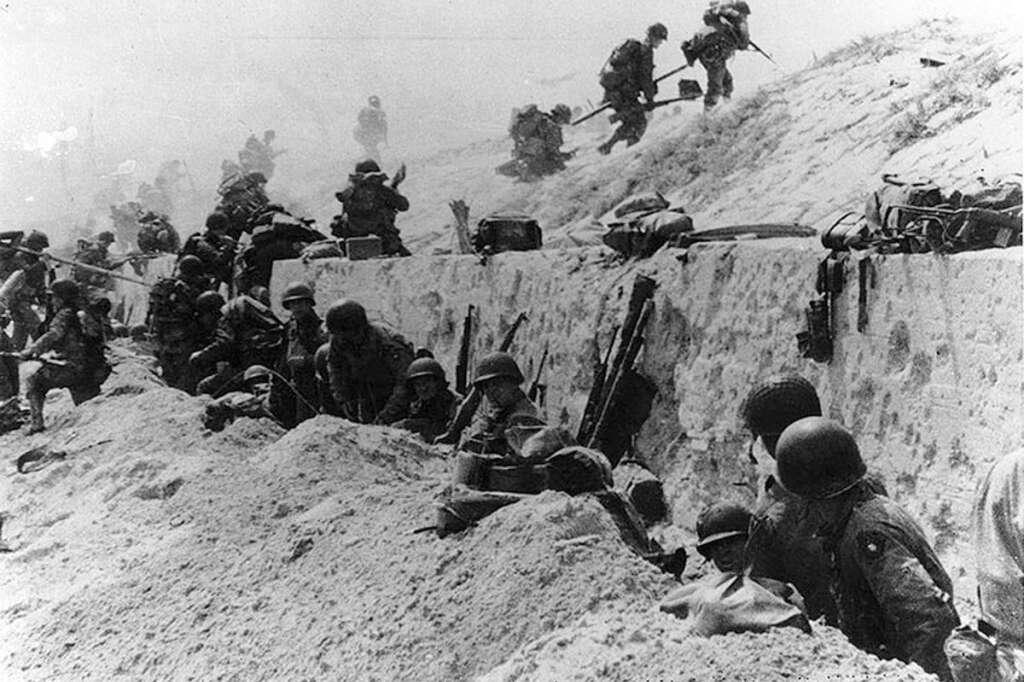Dans la mitraille, chaque abri compte - Des soldats américains du 8e régiment d'infanterie, sur Utah Beach près de La Madeleine, le 6 juin 1944
