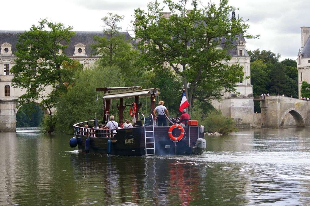 Michel Sapin aime la promenade au fil de l'eau - On ignore à quoi il ressemble, peut-être à ce bateau de promenade en Indre-et-Loire  (Photo d'illustration). Toujours est-il que le ministre du Travail déclare posséder un bateau de pêcheur de promenade d'une valeur de 4000 euros.