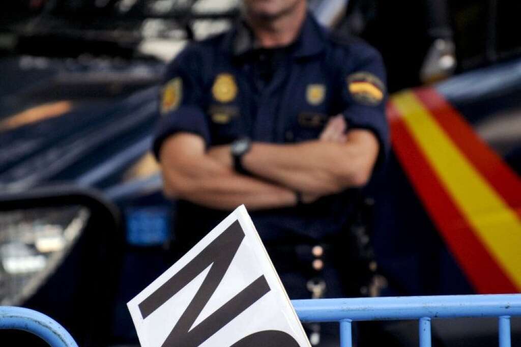 - Des centaines de milliers de personnes ont défilé dans 80 villes d'Espagne pour manifesté contre les coupes budgétaires, symbolisées par ces pancartes montrant des ciseaux.