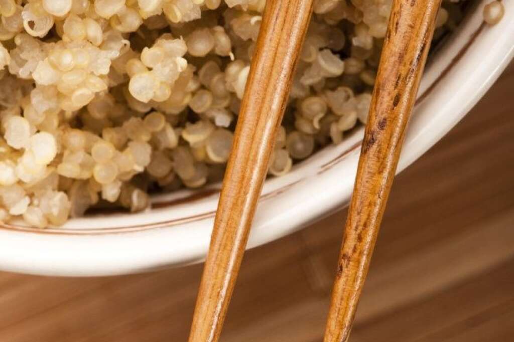 Le quinoa - Une nourriture riche en glucides et protéines. Le quinoa s'avère être un grain bourratif et énergisant jusqu'au prochain repas.    Essayez-le avec des raisins, des amandes ou de la cannelle au déjeuner ou incorporez le quinoa avec votre salade préférée!