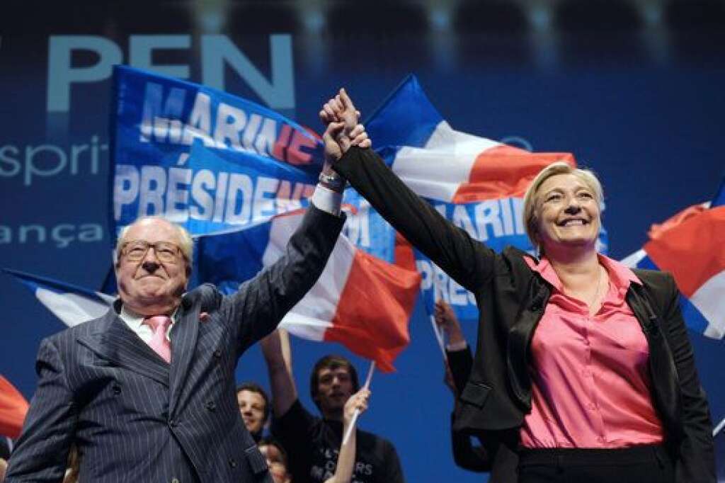 Mars 2012: Marine éclipse son père à la présidentielle - Pour la première fois depuis 30 ans, Jean-Marie Le Pen n'est pas le candidat du Front national à l'élection présidentielle. S'il soutient activement la campagne de sa fille Marine, son score qui frôle les 18% au premier tour éclipse le "coup de tonnerre" de 2002. Marine Le Pen assoit un peu plus son autorité sur le FN.