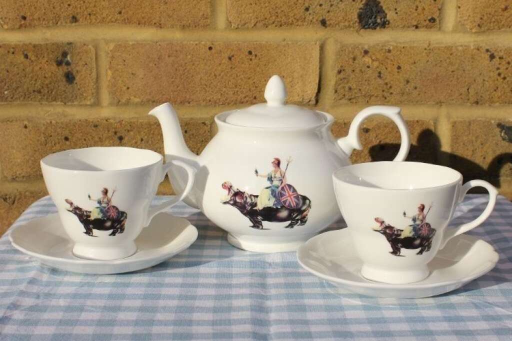 Le service à thé Britannia de Blur - Une théière et des tasses avec soucoupes
