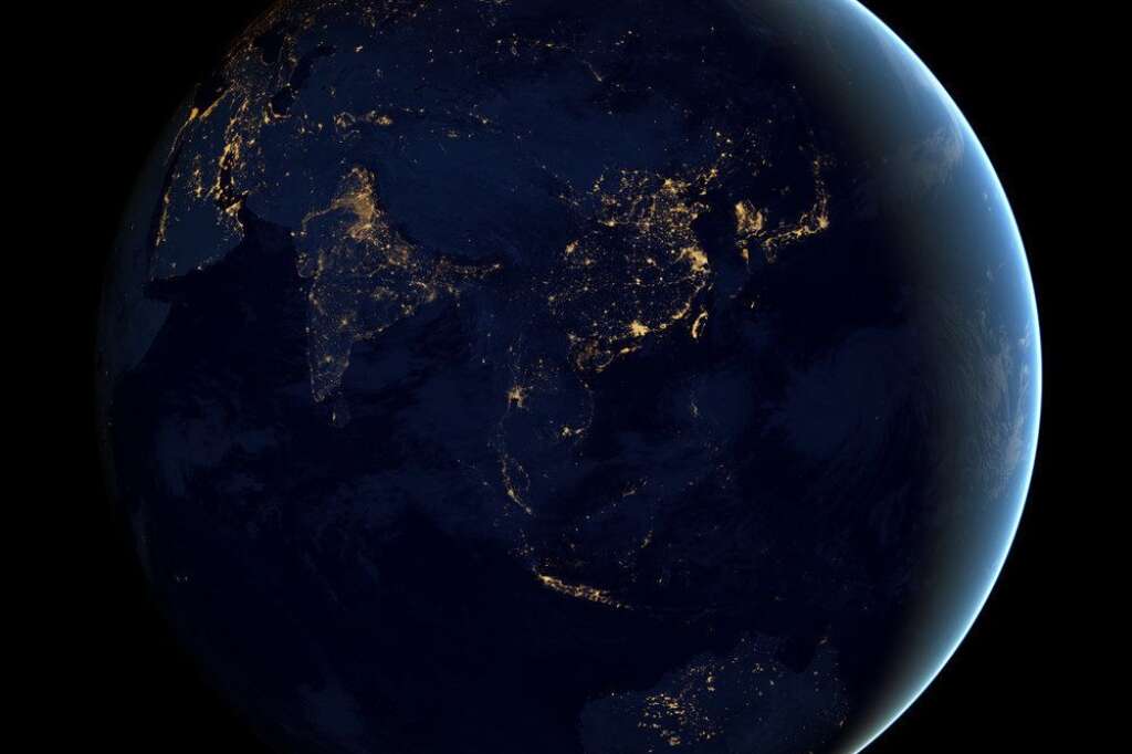"Marbre noir" - Cette image de l'Asie et de l'Australie dans la nuit a été composée à partir de données obtenues par le satellite Suomi NPP en avril et en octobre 2012.