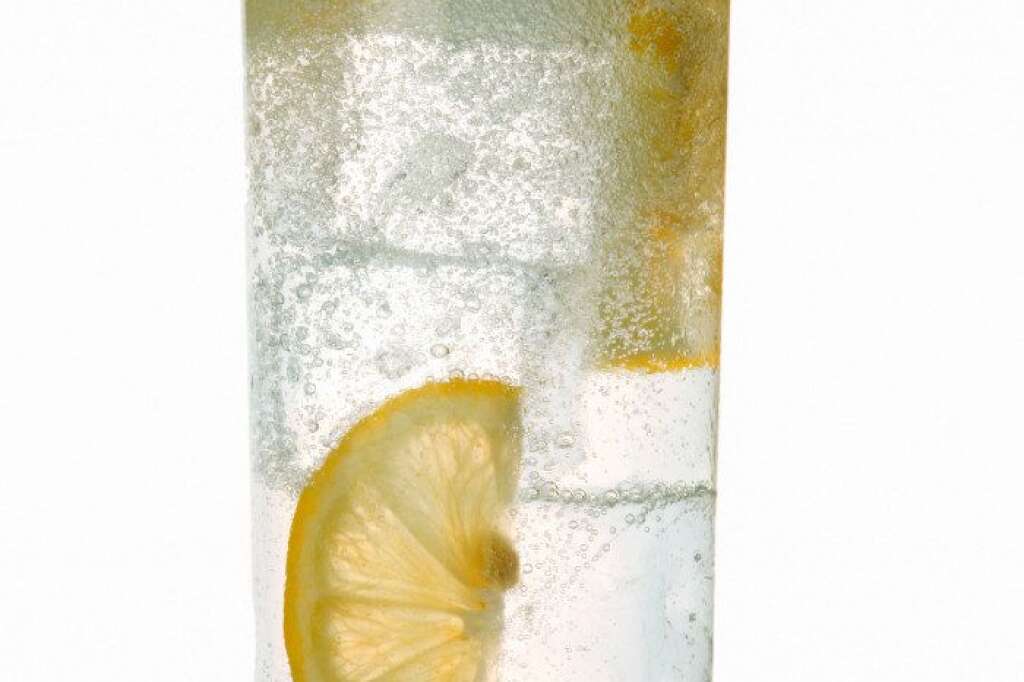 3. Gin Tonic (light): 80 calories - Voilà une boisson qui contient moins de 100 calories par verre: le Gin Tonic. Attention pour qu'il soit soit vraiment léger, il faut qu'il contienne de l'eau tonique sans sucre (tels que le Schweppes light). Toute la valeur énergétique du cocktail vient alors du Gin, un alcool plutôt fort.