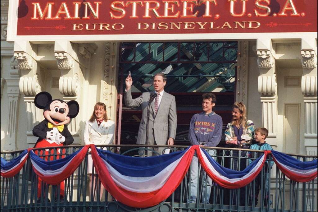 12 avril 1992: Michael Eisner, PDG de Walt Disney Company, détient le premier ticket d'entrée -