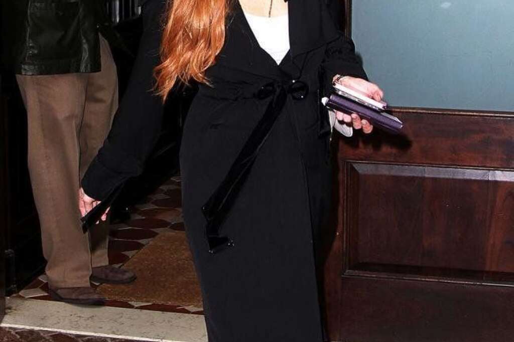 Lindsay Lohan - De nouveau rousse, la "socialite" tentait probablement de ne pas quitter son hôtel new-yorkais incognito. Selon les rumeurs, elle serait de nouveau en couple avec Samantha Ronson. Selon les rumeurs, ces rumeurs sont vraies.